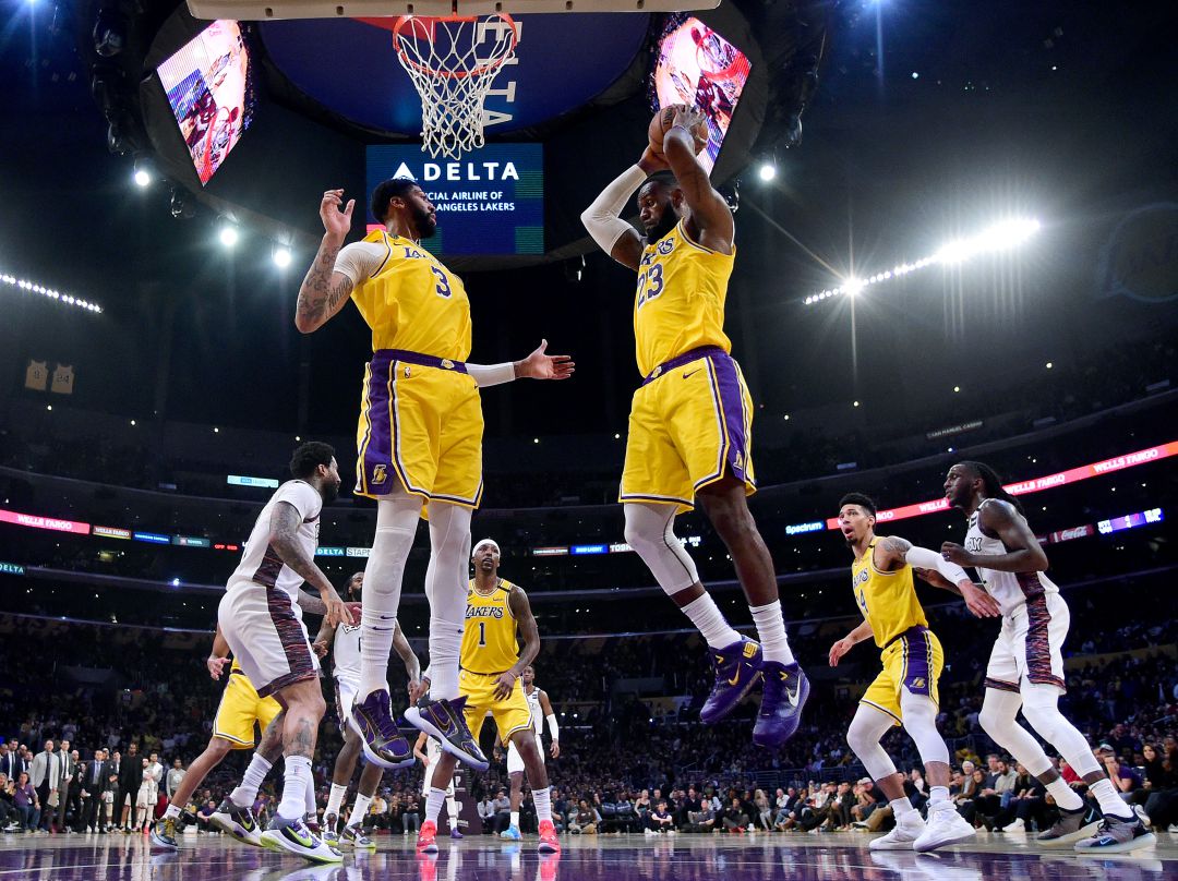 NBA Top Shot, la plataforma blockchain, donde los fans del baloncesto pueden comprar, vender e intercambiar las versiones tokenizadas de los momentos y las jugadas más destacadas de los partidos de la NBA.