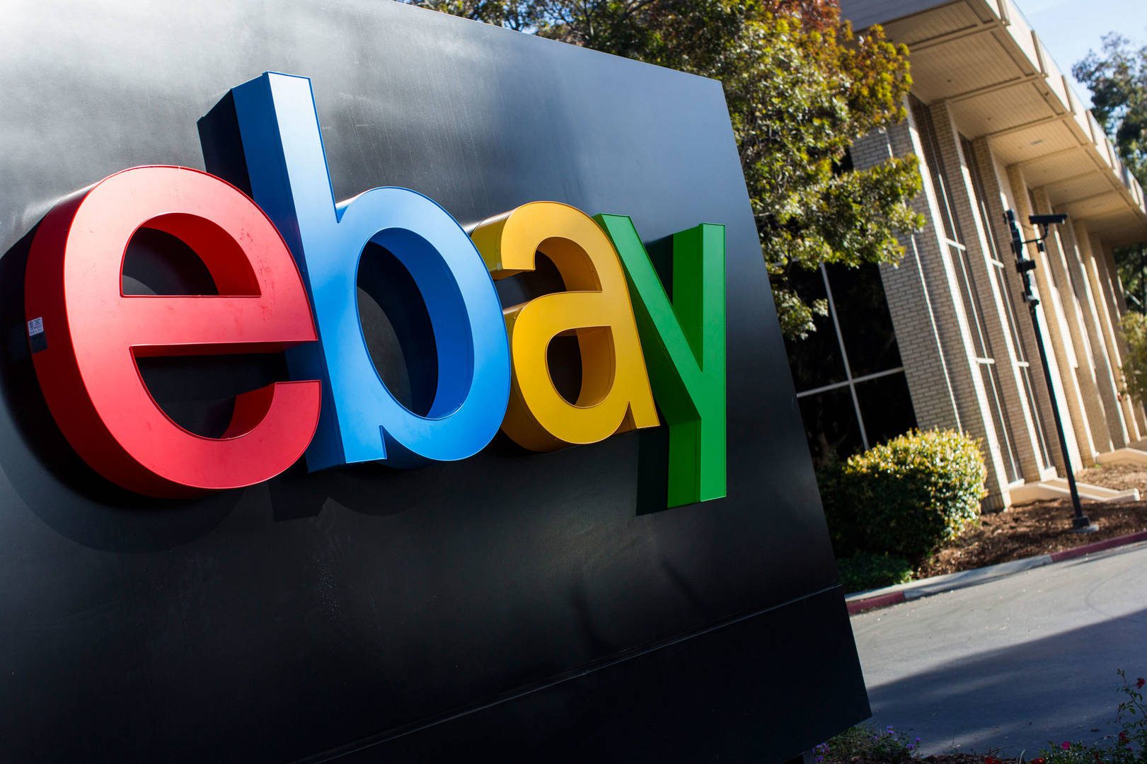 El actual CEO de Ebay, Jamie Iannone, señaló que está abierto a explorar las opciones innovadoras que ofrece el mundo de la criptomonedas y los NFT.
