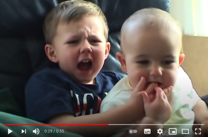 Subasta de NFT del video «Charlie Bit My Finger» va por $222.000 y quedan 45´