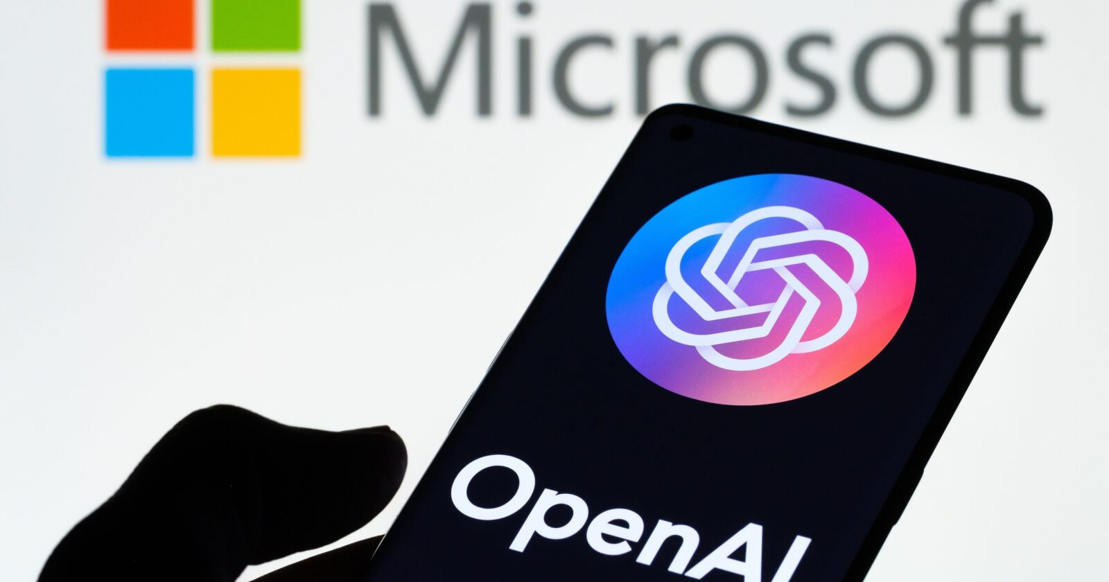 OpenAI y Microsoft anuncian un multimillonario partnership para acelerar el desarrollo de la IA