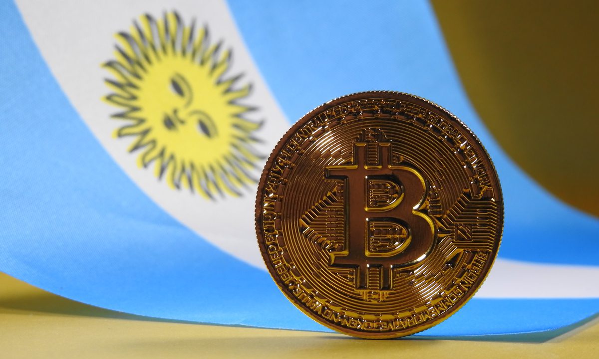 Argentina está sufriendo los embates de la devaluación y de las malas administraciones y el mejor termómetro de la situación es Bitcoin.