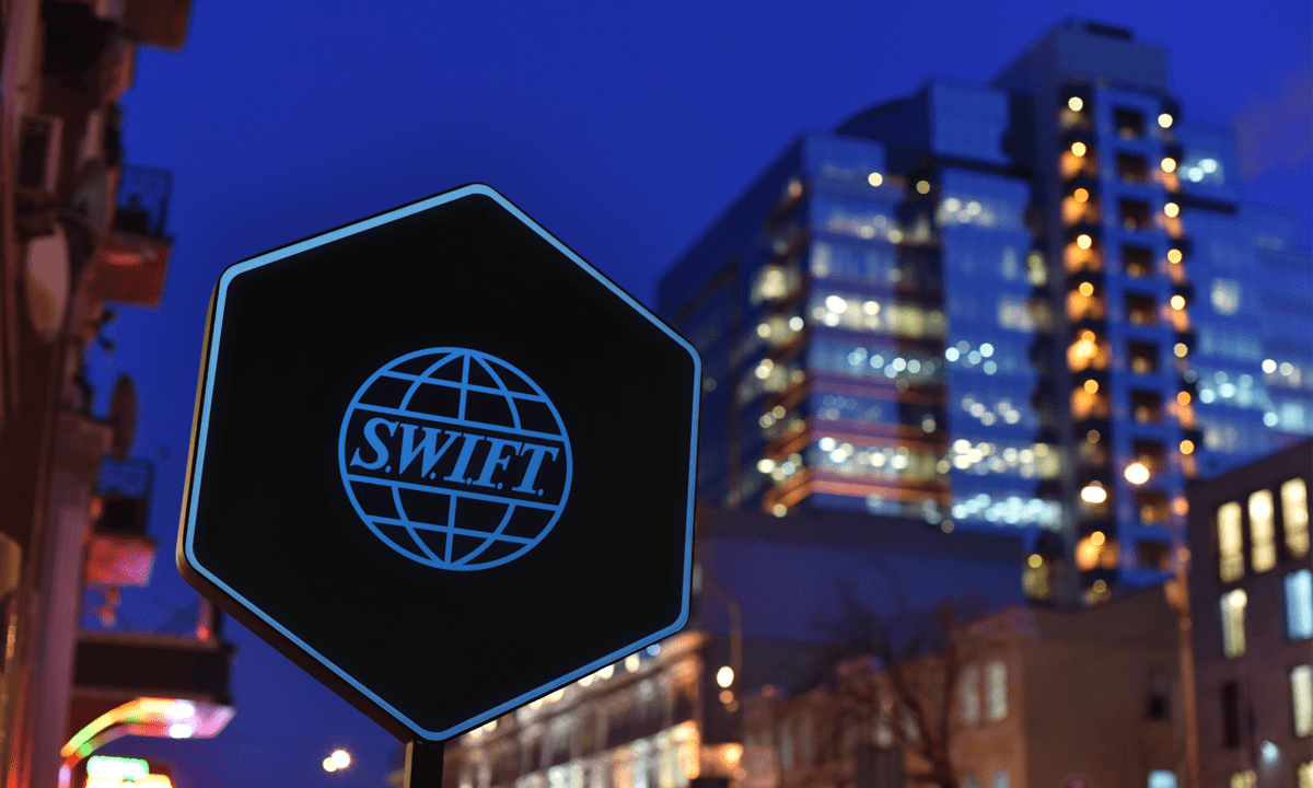 Swift sigue experimentando con la tokenización blockchain y finanzas tradicionales