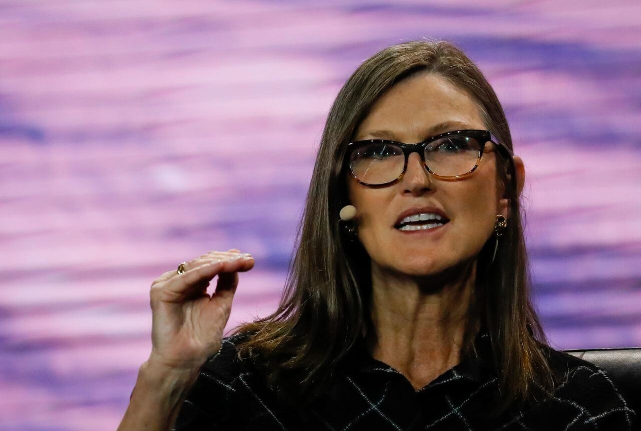 Bitcoin y la IA multiplicarán por diez el PIB de El Salvador, según Cathie Wood