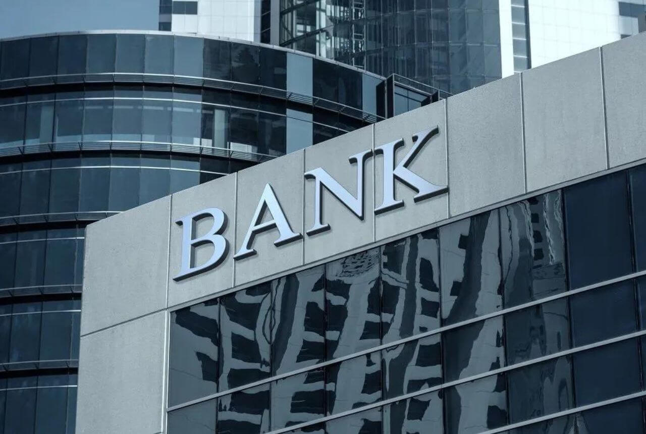Basilea señala riesgos de las blockchains públicas para los bancos