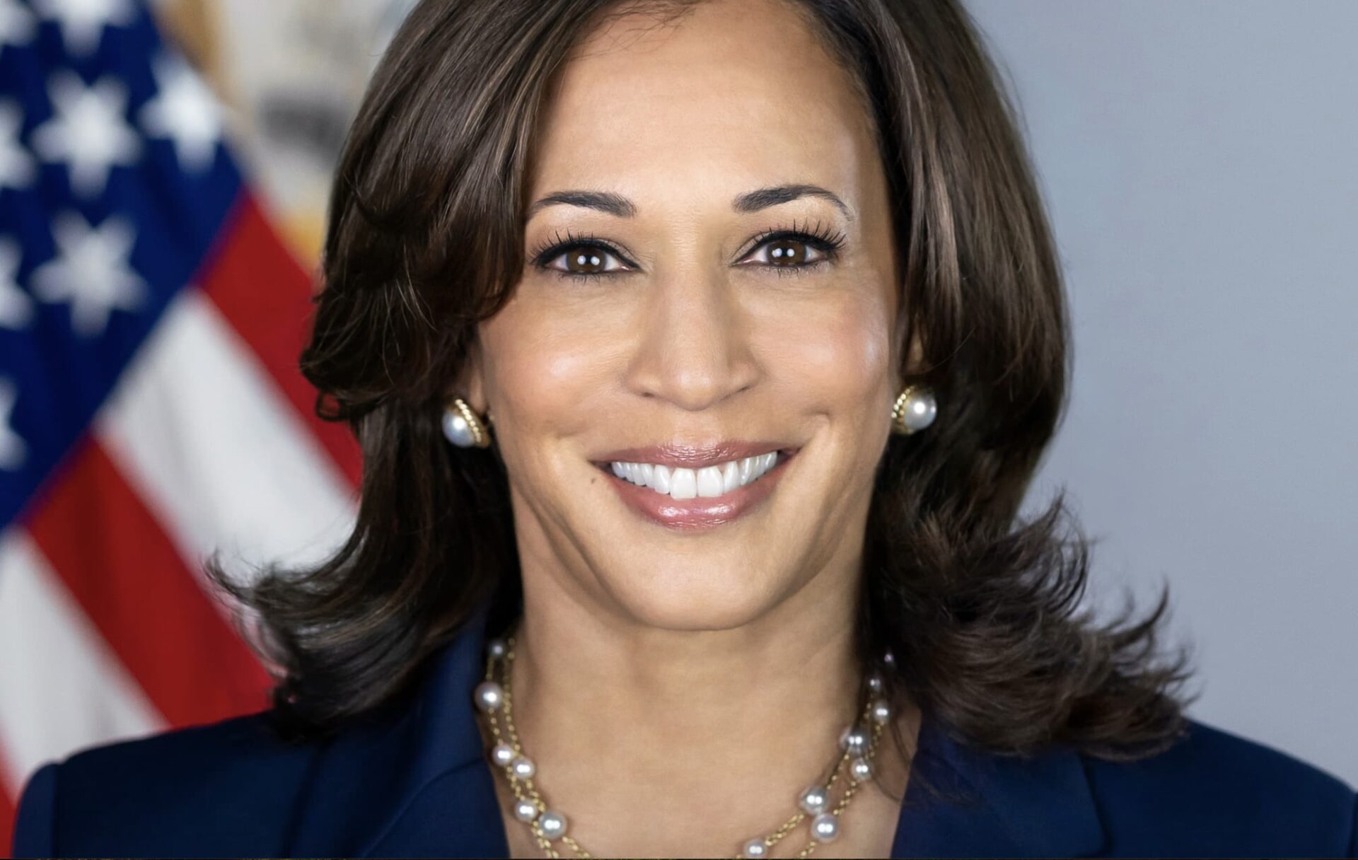 Kamala Harris habla por 1ª vez de criptomonedas y Trump paga hamburguesas con bitcoin