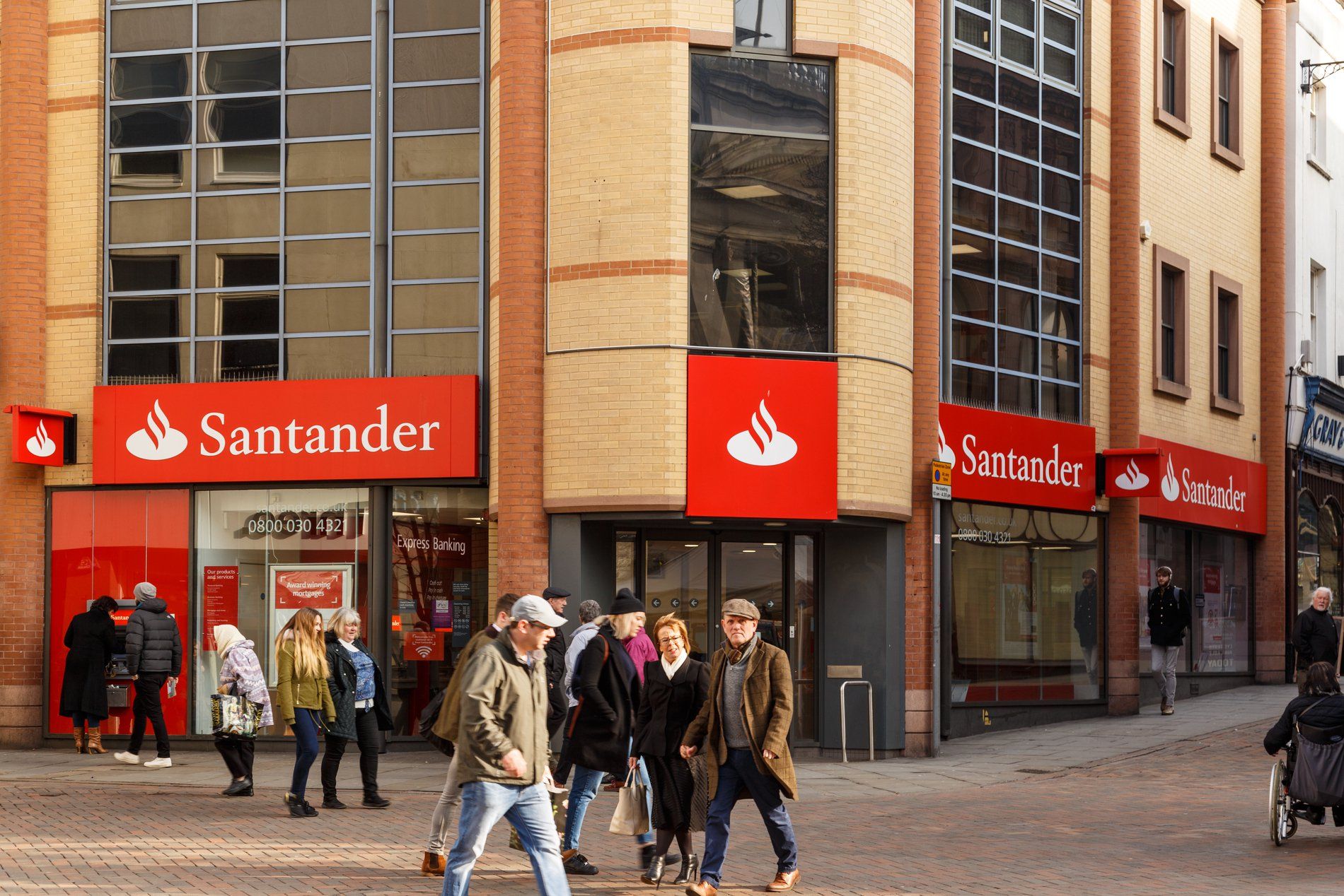 Santander, uno de los partners de Ripple puede beneficiarse de la llegada de RLUSD al permitirle acceder a una stablecoin sobre RippleNet.