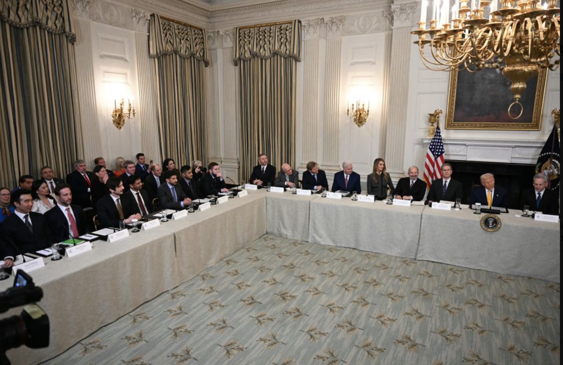 Trump promete regulación cripto antes de agosto y apoyo para stablecoins